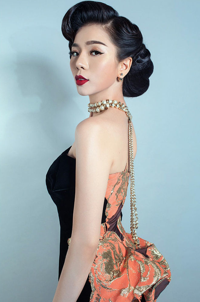 Mỹ nữ Việt diện style cổ điển: Thúy Vân đeo lại phụ kiện 3 năm trước