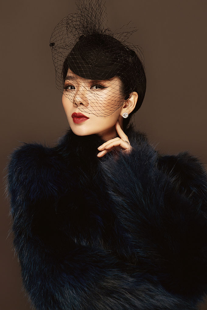 Mỹ nữ Việt diện style cổ điển: Thúy Vân đeo lại phụ kiện 3 năm trước