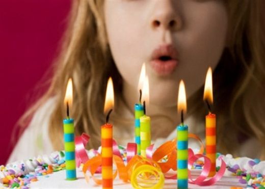 Sinh nhật ước “được nhiều tiền”, cô gái thổi nến 3 lần không tắt