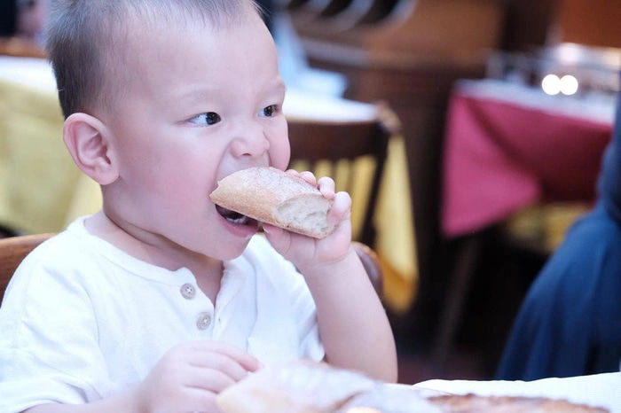 Nết ăn của cặp song sinh nhà Hà Hồ: Leon háu ăn không quên tấu hài