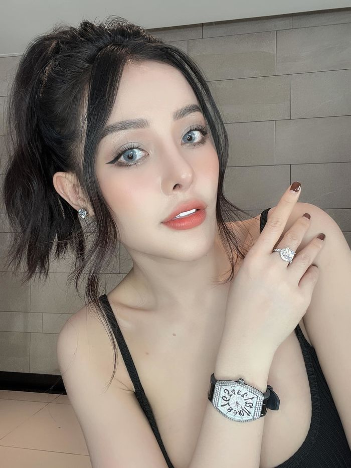 Ngân 98 mua một lúc 9 miếng đất: Xứng là nữ đại gia của Vbiz ở tuổi 24