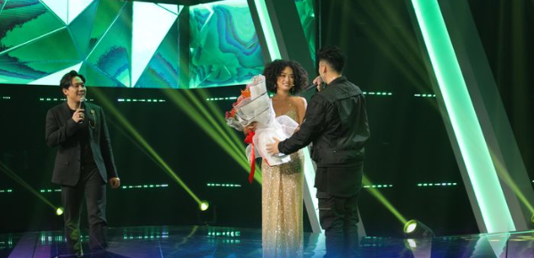 Người đẹp tóc xù chốt chàng DJ đến từ Singapore: Vừa gặp đã đổ