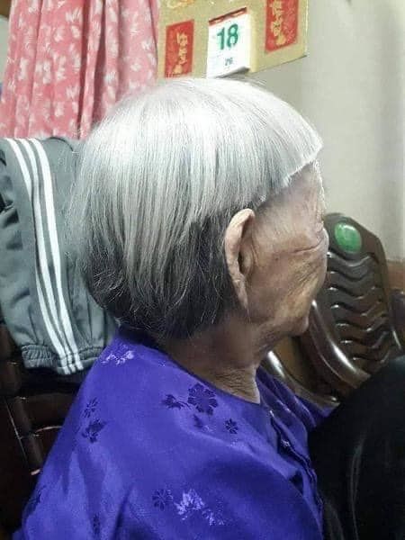 Nhận làm mẫu phun xăm thẩm mỹ, bà lão khiến dân tình cười nghiêng ngả