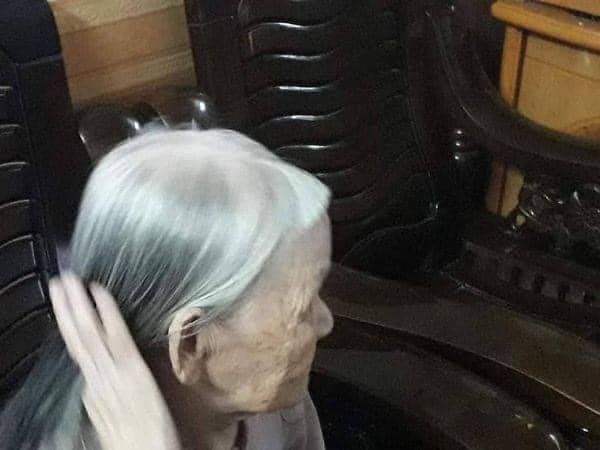 Nhận làm mẫu phun xăm thẩm mỹ, bà lão khiến dân tình cười nghiêng ngả