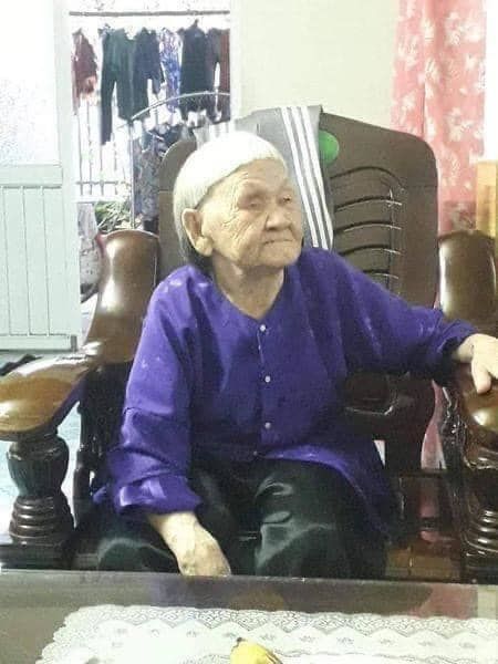 Nhận làm mẫu phun xăm thẩm mỹ, bà lão khiến dân tình cười nghiêng ngả