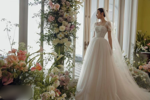 Nhận lời cầu hôn của thiếu gia nghìn tỷ, Đỗ Mỹ Linh đi thử váy cưới