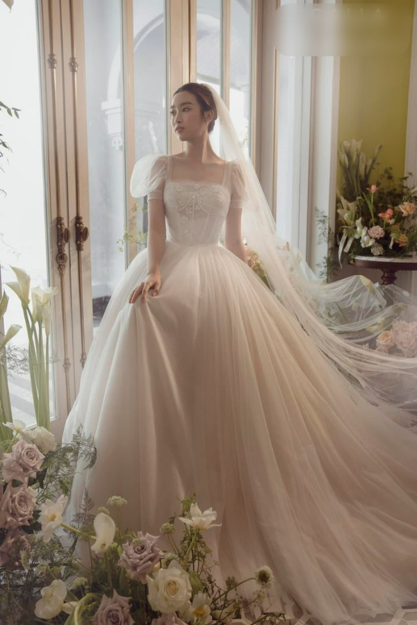 Nhận lời cầu hôn của thiếu gia nghìn tỷ, Đỗ Mỹ Linh đi thử váy cưới