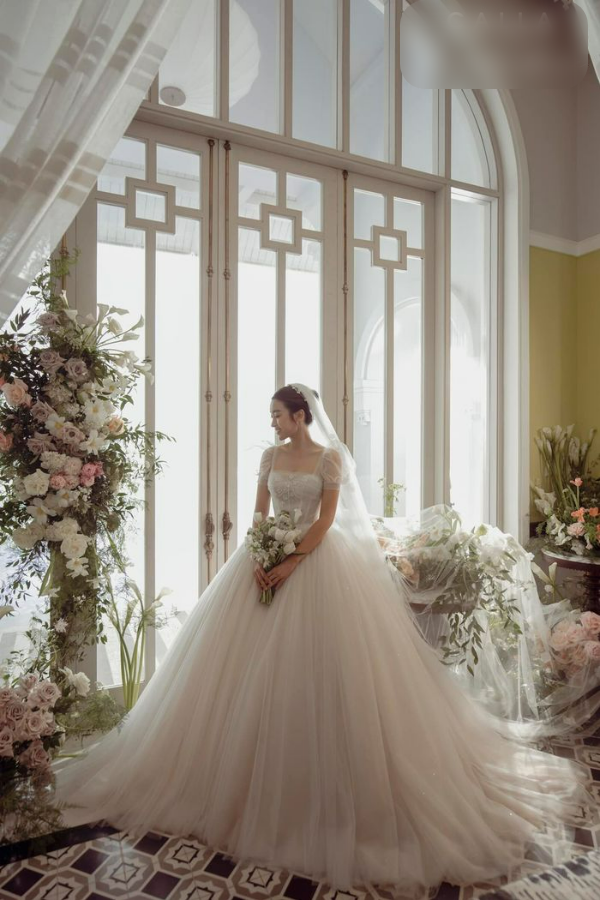 Nhận lời cầu hôn của thiếu gia nghìn tỷ, Đỗ Mỹ Linh đi thử váy cưới