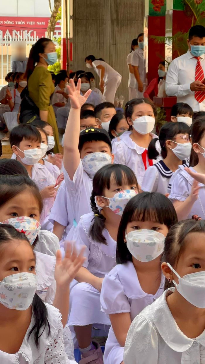 Nhật Kim Anh về Cần Thơ dự lễ tổng kết của con trai