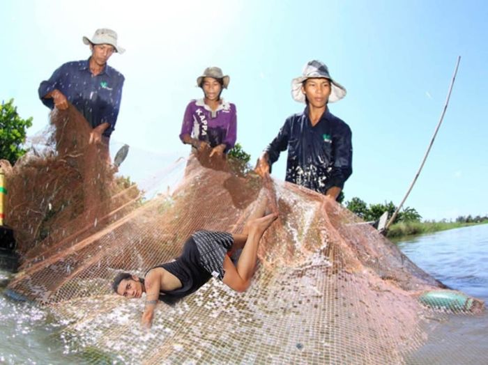 Nhờ fan ghép ảnh, sao Việt nhận cái kết hú hồn: Minh Tú đi chăn trâu