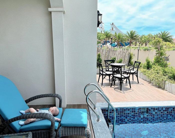 Nhóc tì nhà sao mới vài tháng tuổi đã du lịch khắp nơi