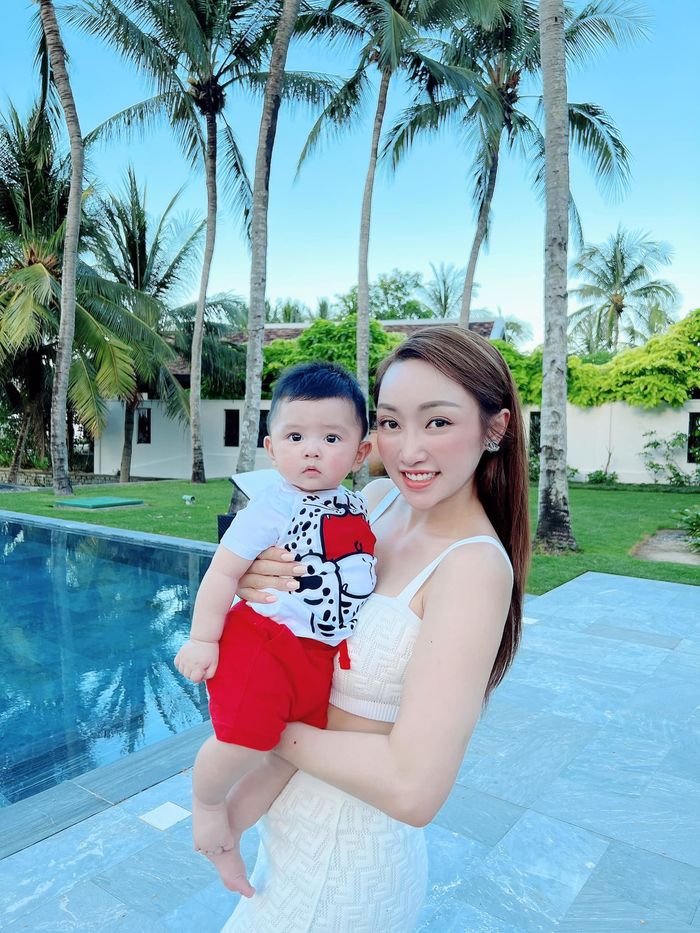 Nhóc tì Vbiz mới tí tuổi xài đồ hiệu hơn cả người lớn