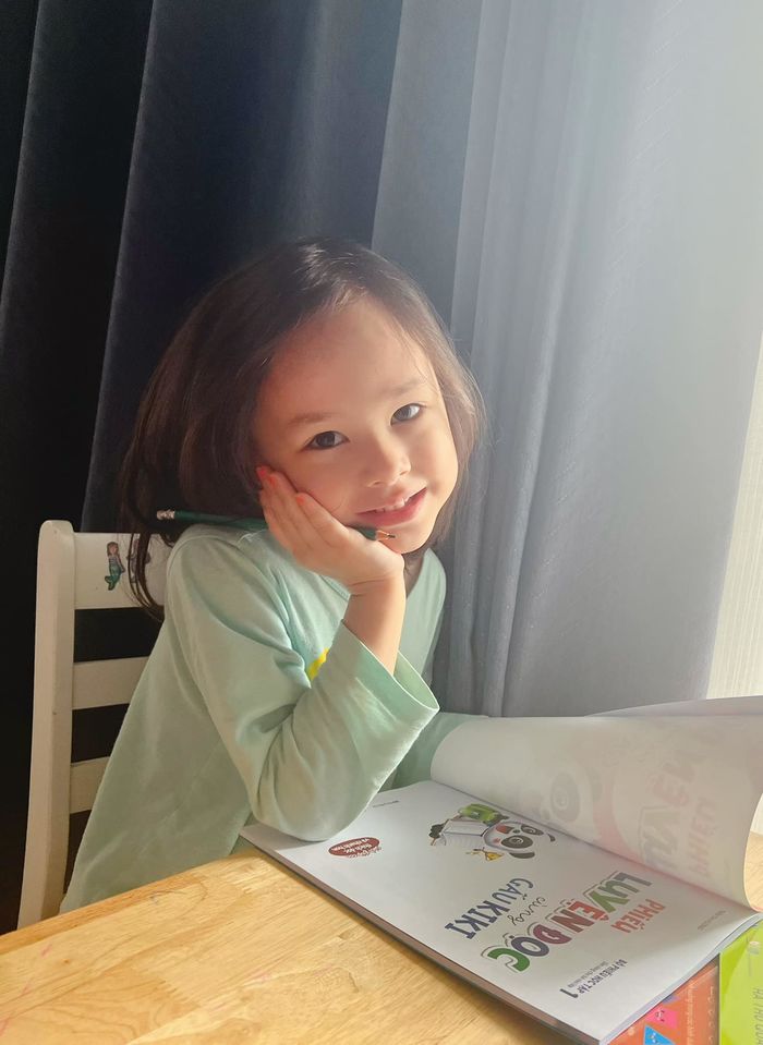 Nhóc tỳ giỏi ngoại ngữ nhất: Con gái Lan Phương xử gọn tiếng Anh