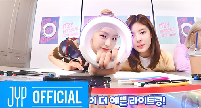 Những nhóm nhạc Kpop chưa có lighstick: Fan khát nên tự thiết kế