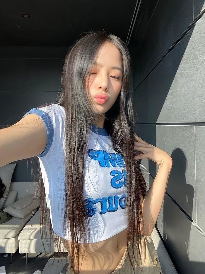 Nhóm nữ NewJeans vừa debut đã tranh cãi: Hanni mặc không hợp tuổi