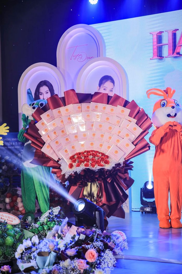 Những bó hoa sặc mùi tiền: Giấy gói hoa chỉ sương sương 50 sổ hồng