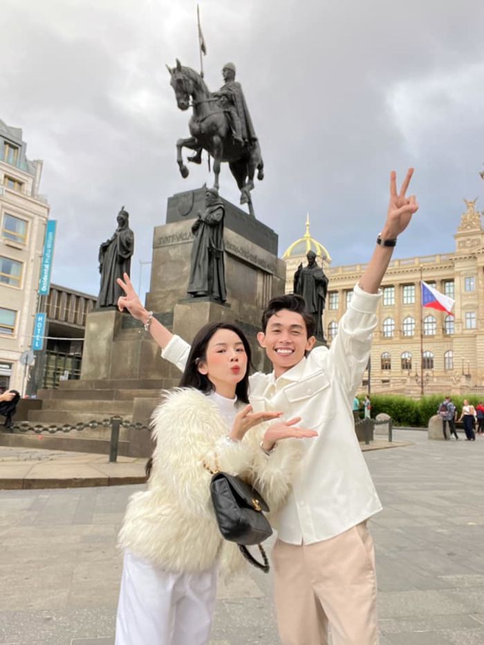 Những cặp vợ chồng Vbiz chi bộn tiền đi nghỉ hè ở nước ngoài