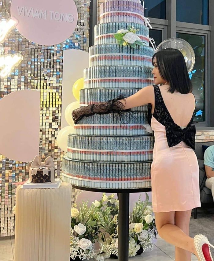 Những chiếc bánh kem sặc mùi tiền: Có chiếc 9 tầng giá gần 300 triệu