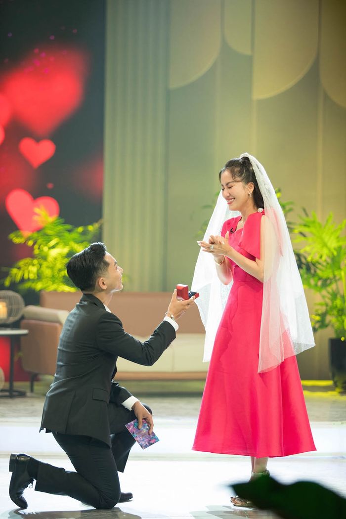Những màn tỏ tình, cầu hôn của sao Việt trên sóng truyền hình