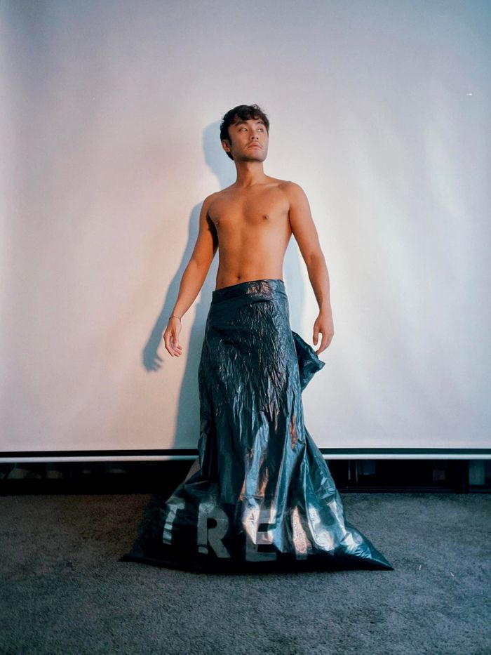 Những màn đi thảm đỏ hỡi ơi: Dustin Phúc Nguyễn xách theo túi rác