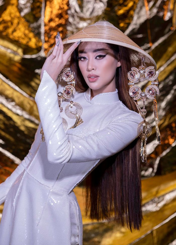 Những miss đá váy của Vbiz: Khánh Vân đá từ sàn diễn ra thảm đỏ