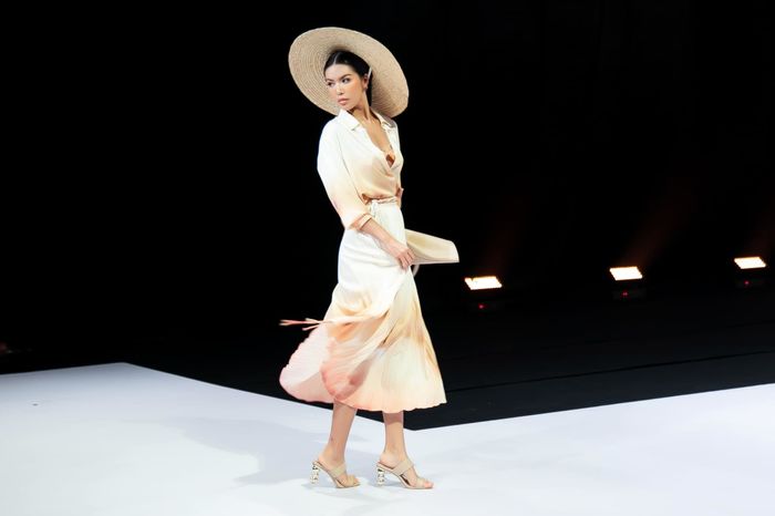 Những miss đá váy của Vbiz: Khánh Vân đá từ sàn diễn ra thảm đỏ