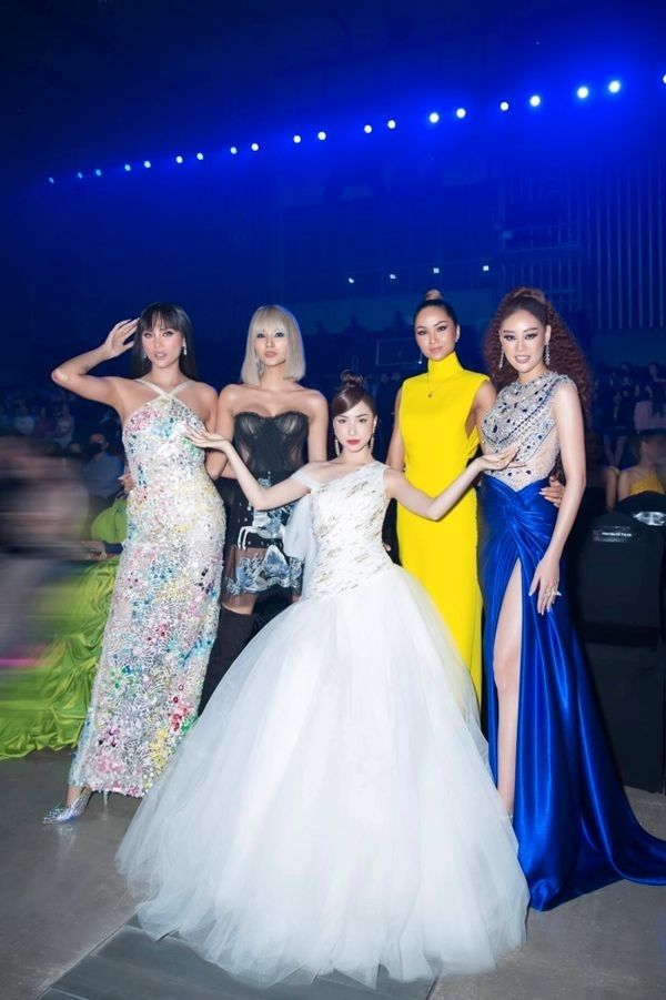 Những mỹ nhân hạt tiêu rất tự tin về chiều cao: Toàn đọ với Hoa hậu