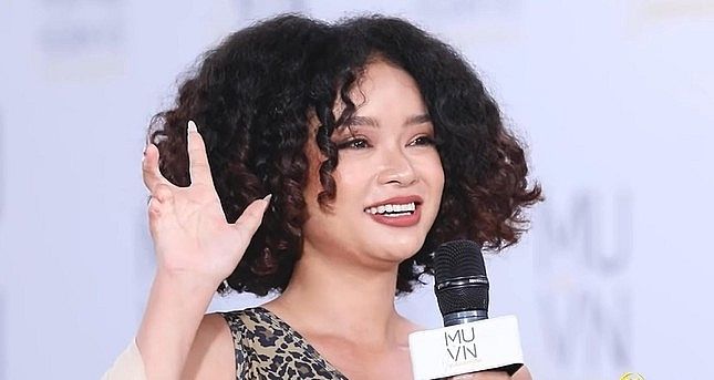 Nữ chính 8 ngón tay: Làm phù dâu cho Minh Hằng, diện váy của đàn chị