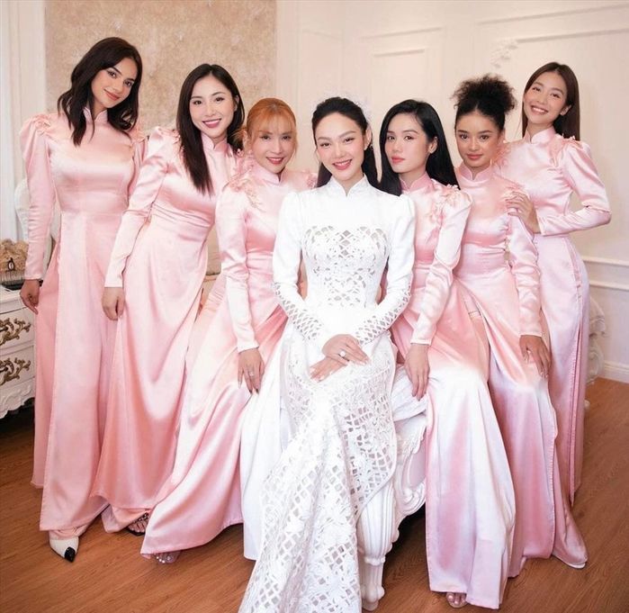 Nữ chính 8 ngón tay: Làm phù dâu cho Minh Hằng, diện váy của đàn chị