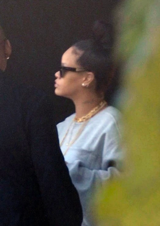 Nữ tỷ phú Rihanna tái xuất hậu sinh con: Fan khen mặc khéo giấu dáng