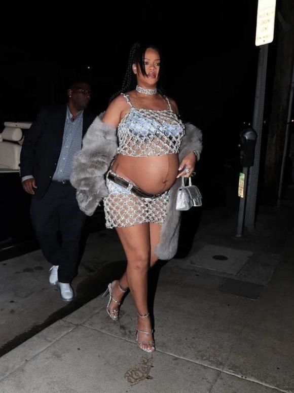 Nữ tỷ phú Rihanna tái xuất hậu sinh con: Fan khen mặc khéo giấu dáng