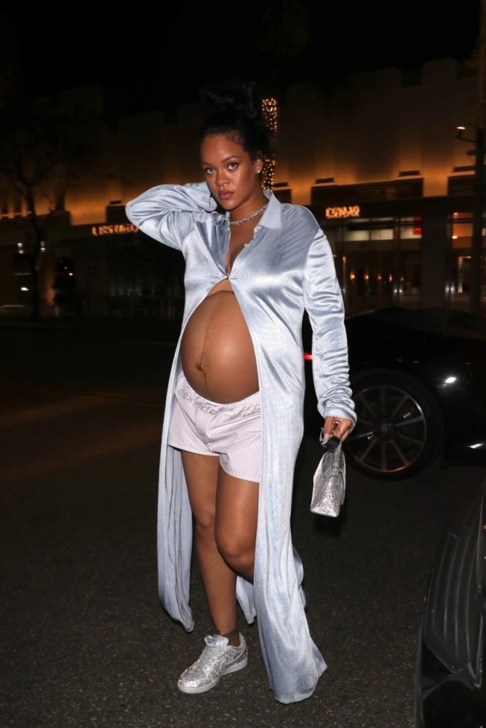 Nữ tỷ phú Rihanna tái xuất hậu sinh con: Fan khen mặc khéo giấu dáng