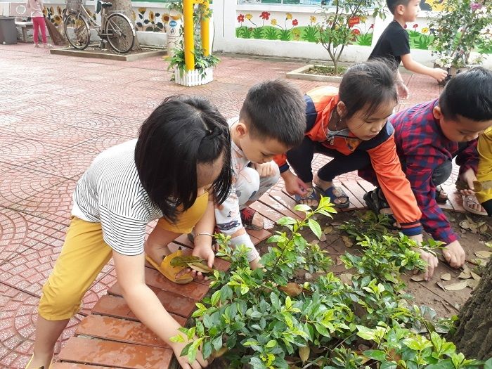 Muôn thuở chuyện học của con: Mẹ bật khóc vì dạy mãi con vẫn đội sổ