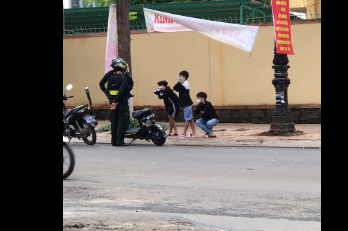 Pha xử phạt lạ lùng của CSGT: Vượt đèn đỏ cho đứng làm điều phối