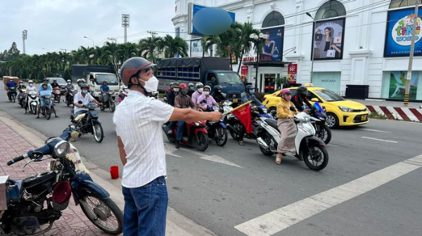 Pha xử phạt lạ lùng của CSGT: Vượt đèn đỏ cho đứng làm điều phối