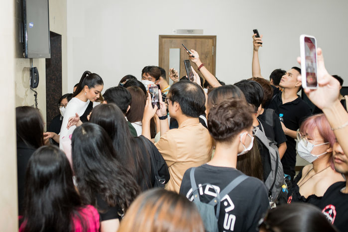 Phạm Hương làm cô dâu khi về Việt Nam: Kim cương đeo muốn gãy tay