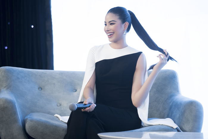 Phạm Hương làm cô dâu khi về Việt Nam: Kim cương đeo muốn gãy tay