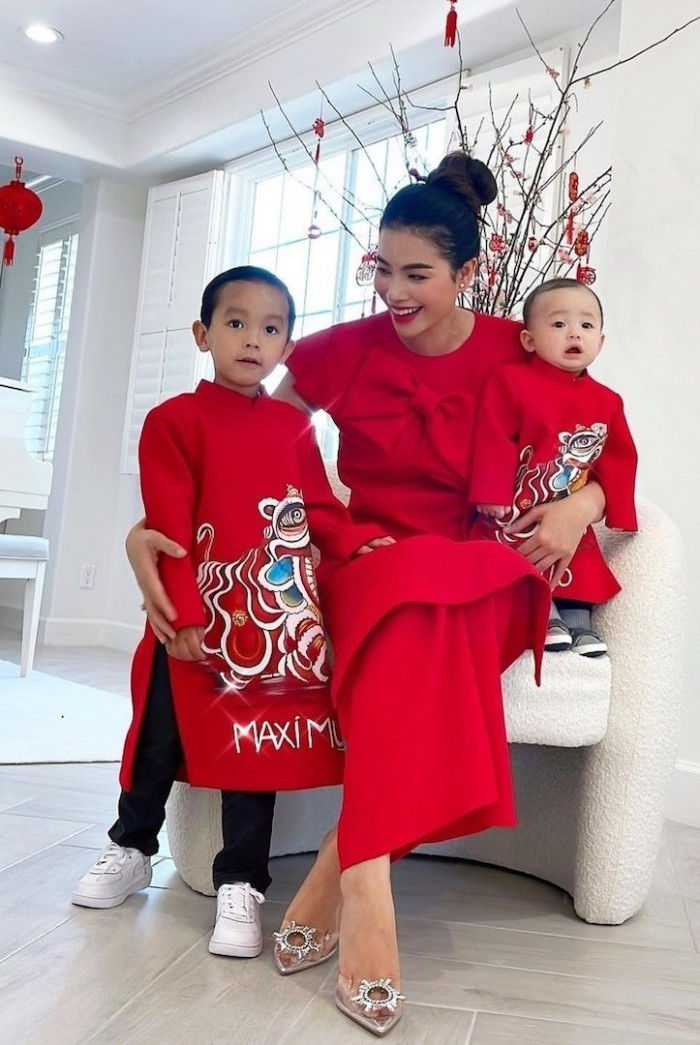 Phạm Hương làm cô dâu khi về Việt Nam: Kim cương đeo muốn gãy tay