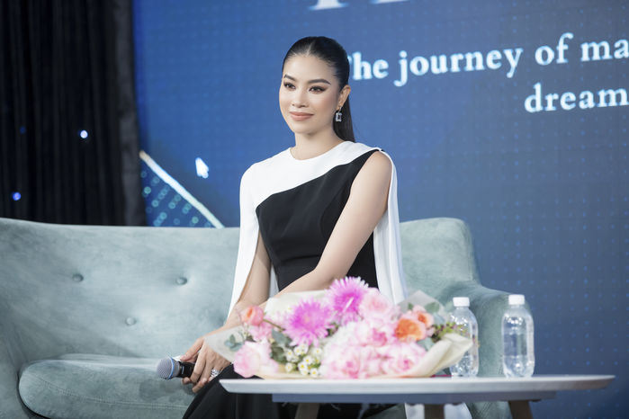 Phạm Hương làm cô dâu khi về Việt Nam: Kim cương đeo muốn gãy tay