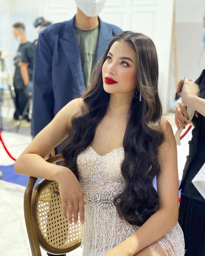Phạm Hương son đỏ đã trở lại, bắt tay vào chụp bộ ảnh beauty queen