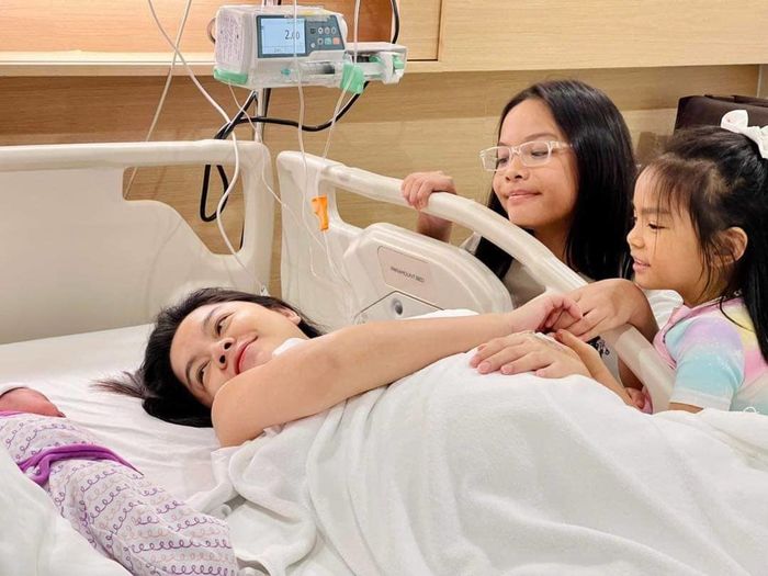 Phạm Quỳnh Anh hạ sinh con gái thứ 3: Ông xã túc trực không rời