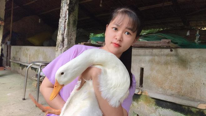 3 YouTuber đổi đời: Người xấy nhà tiền tỷ, người mua ô tô