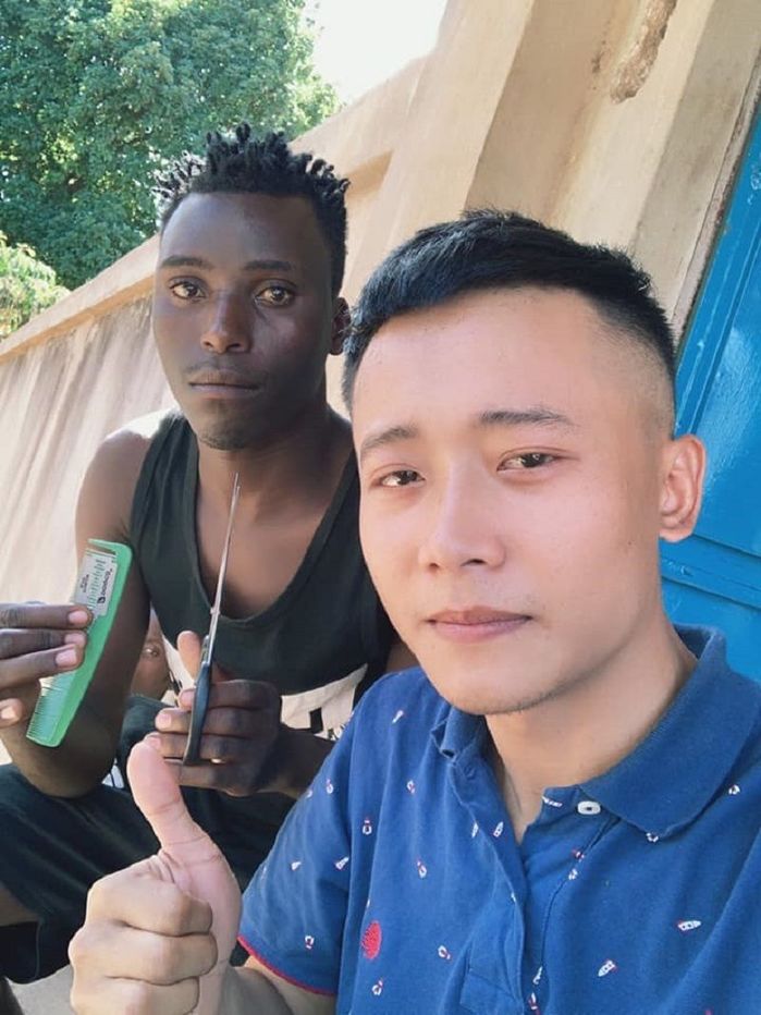 Quang Linh Vlog đón Thùy Tiên tại Angola, còn dặn nhớ mặc áo ấm 