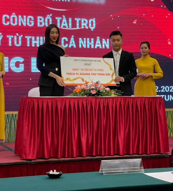 Quang Linh Vlog đón Thùy Tiên tại Angola, còn dặn nhớ mặc áo ấm