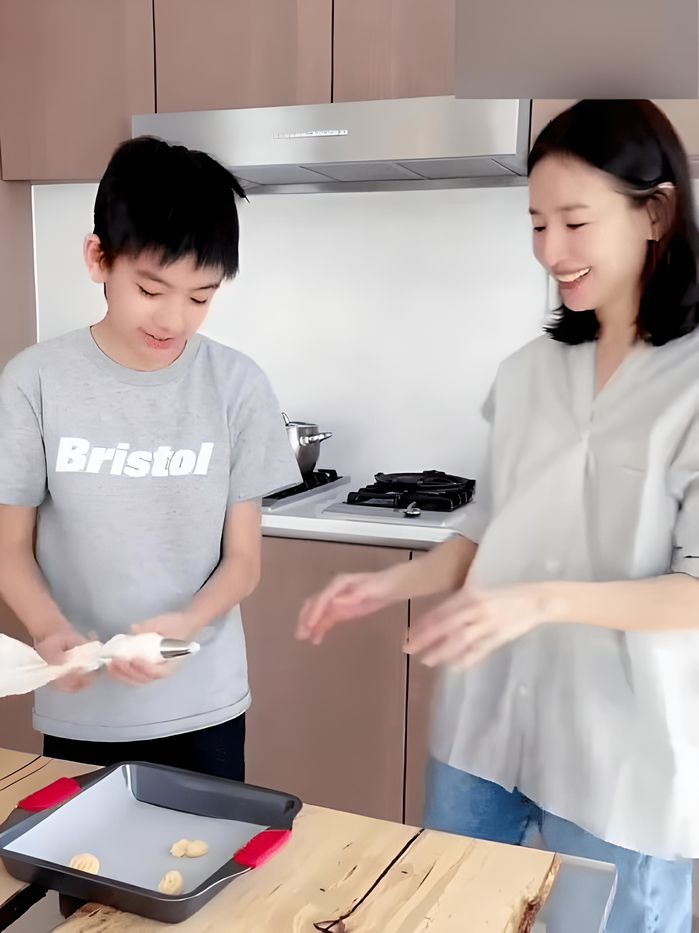 Quý tử điển trai của sao Cbiz: Con trai Đổng Khiết ngày càng trổ mã
