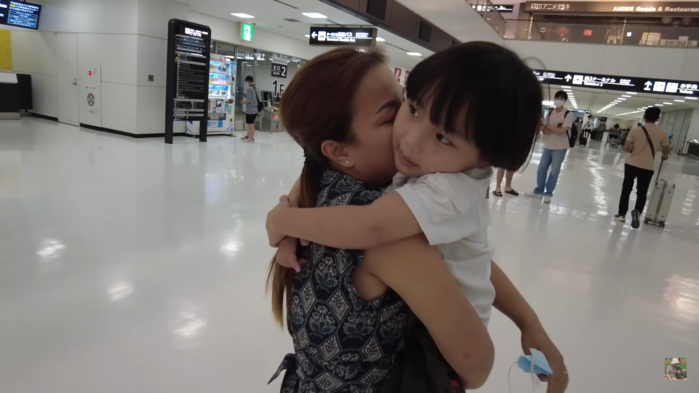 Quỳnh Trần JP trở về Nhật vì nhớ Sa, vừa gặp đã ôm con hôn rối rít