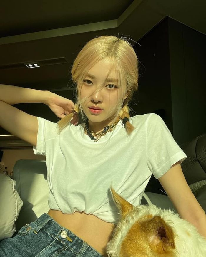 Rosé mách cách tạo dáng chụp ảnh đẹp như tạp chí: Tận dụng ánh sáng
