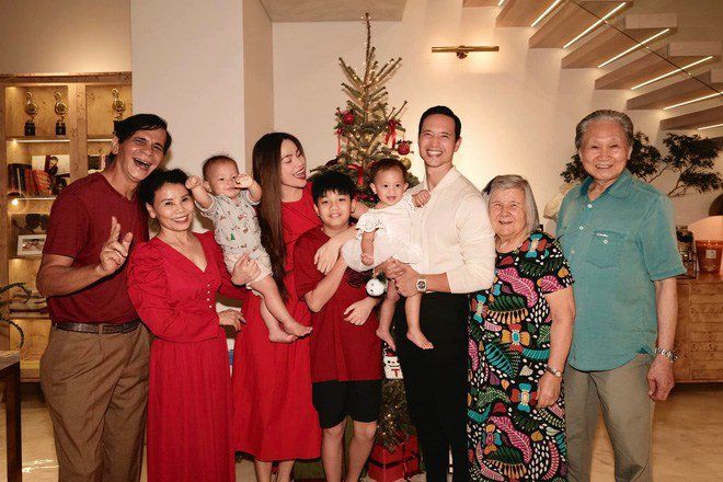 Sang nhà nội ở Thụy Điển, mẹ con Hà Hồ lên đồ liền có ảnh đẹp