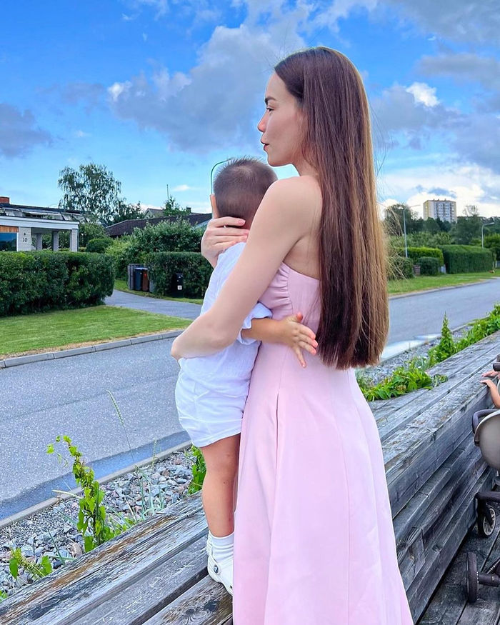 Sang nhà nội ở Thụy Điển, mẹ con Hà Hồ lên đồ liền có ảnh đẹp