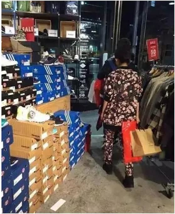 Sao Cbiz giàu sụ nhưng vẫn giản dị: Cổ Thiên Lạc đi làm bằng xe điện